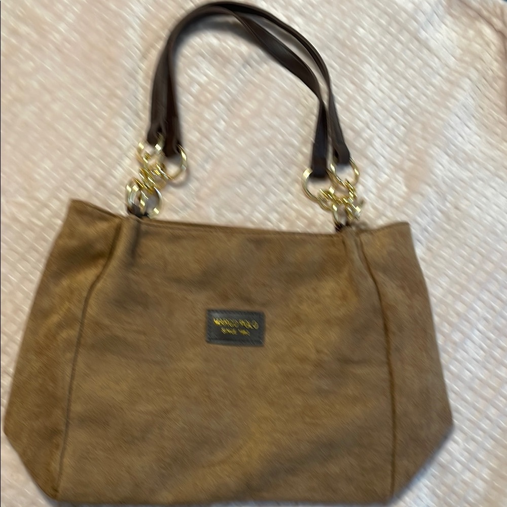 Brown Shoulder Bag with Leather Straps and Timeless Design